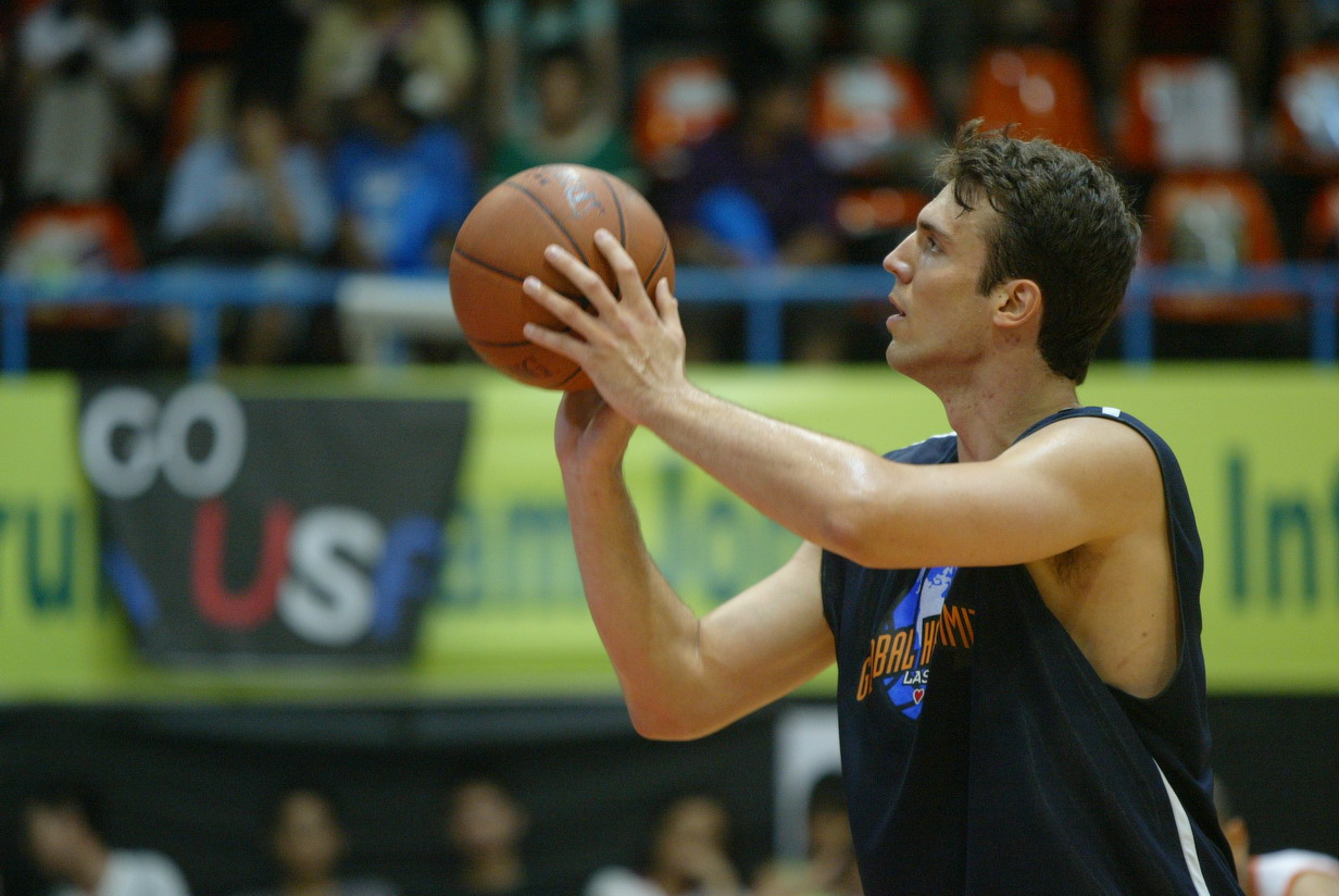 Brian Sigafoos preparing to shoot at the 2005 William Jones Cup in Taipei